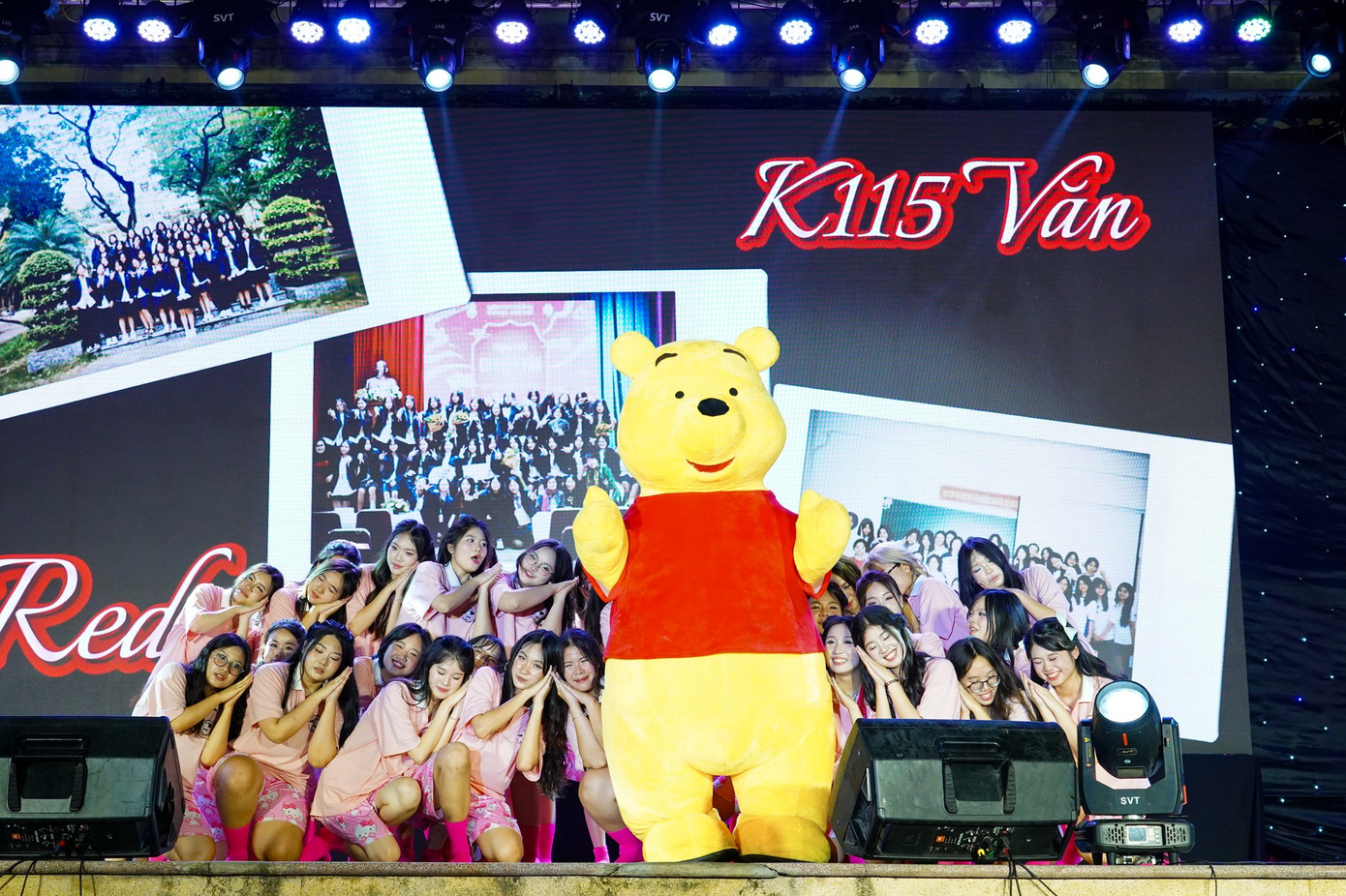 Lớp 12 Văn và màn thể hiện nhí nhảnh cùng chú gấu Pooh. Ảnh: Vòng gỗ 115