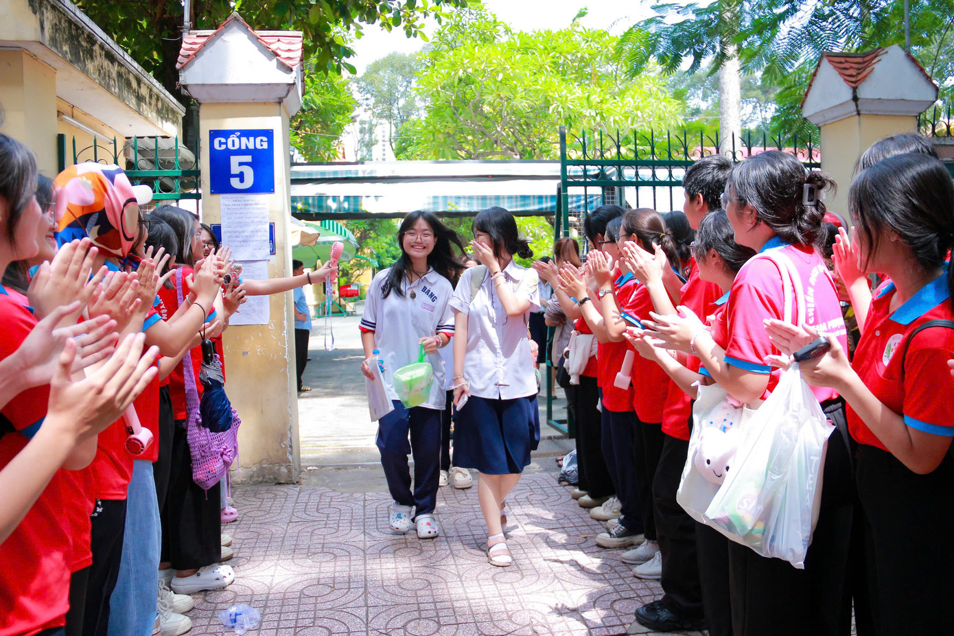 Tại điểm thi trường THPT Hùng Vương, sau khi các bạn thí sinh thi xong, các bạn tình nguyện viên nhiệt tình vỗ tay động viên chúc mừng đã hoàn thành bài thi. Ảnh: Lê Sơn. Tại điểm thi trường THPT Hùng Vương, sau khi các bạn thí sinh thi xong, các bạn tình nguyện viên nhiệt tình vỗ tay động viên chúc mừng đã hoàn thành bài thi. Ảnh: Lê Sơn.