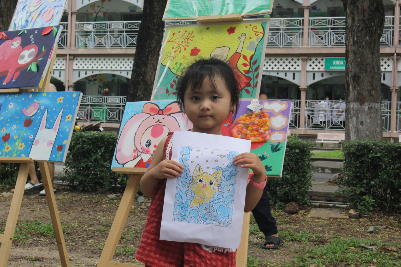 Những bức tranh anh chị dành tặng đến các bé thiếu nhi tại Bệnh viện Nhi đồng 2.