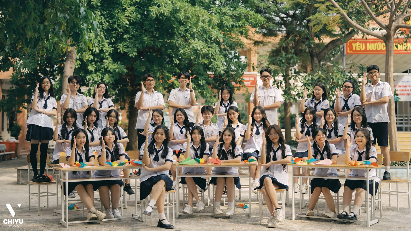 Sự nhí nhảnh của các cô cậu học trò qua concept “thanh xuân vườn trường”. Ảnh: CHIVU Studio Sự nhí nhảnh của các cô cậu học trò qua concept “thanh xuân vườn trường”. Ảnh: CHIVU Studio