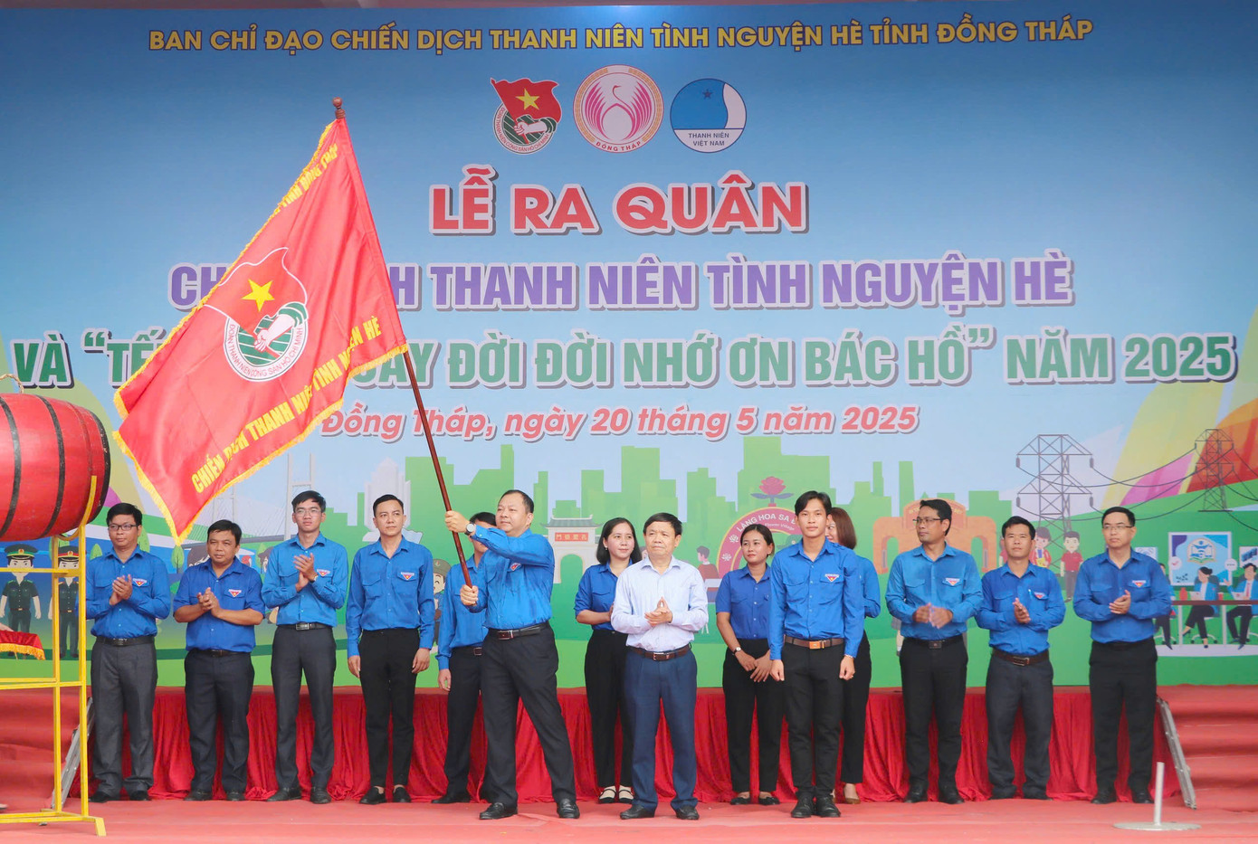 Phó Bí thư Thường trực Tỉnh ủy Phan Văn Thắng (thứ 2 từ trái sang, hàng đầu) trao cờ lệnh phát động ra quân Chiến dịch Thanh niên tình nguyện Hè năm 2025. Phó Bí thư Thường trực Tỉnh ủy Phan Văn Thắng (thứ 2 từ trái sang, hàng đầu) trao cờ lệnh phát động ra quân Chiến dịch Thanh niên tình nguyện Hè năm 2025.