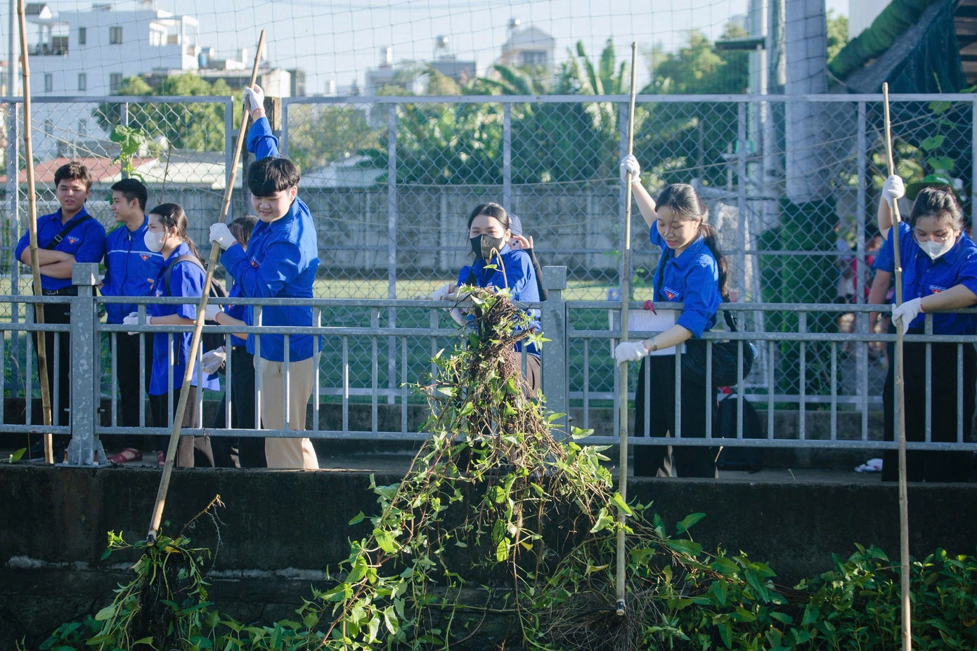 Các bạn trẻ hào hứng tham gia dọn dẹp vệ sinh, khơi thông dòng chảy tại rạch Sáu Trình, quận 12.