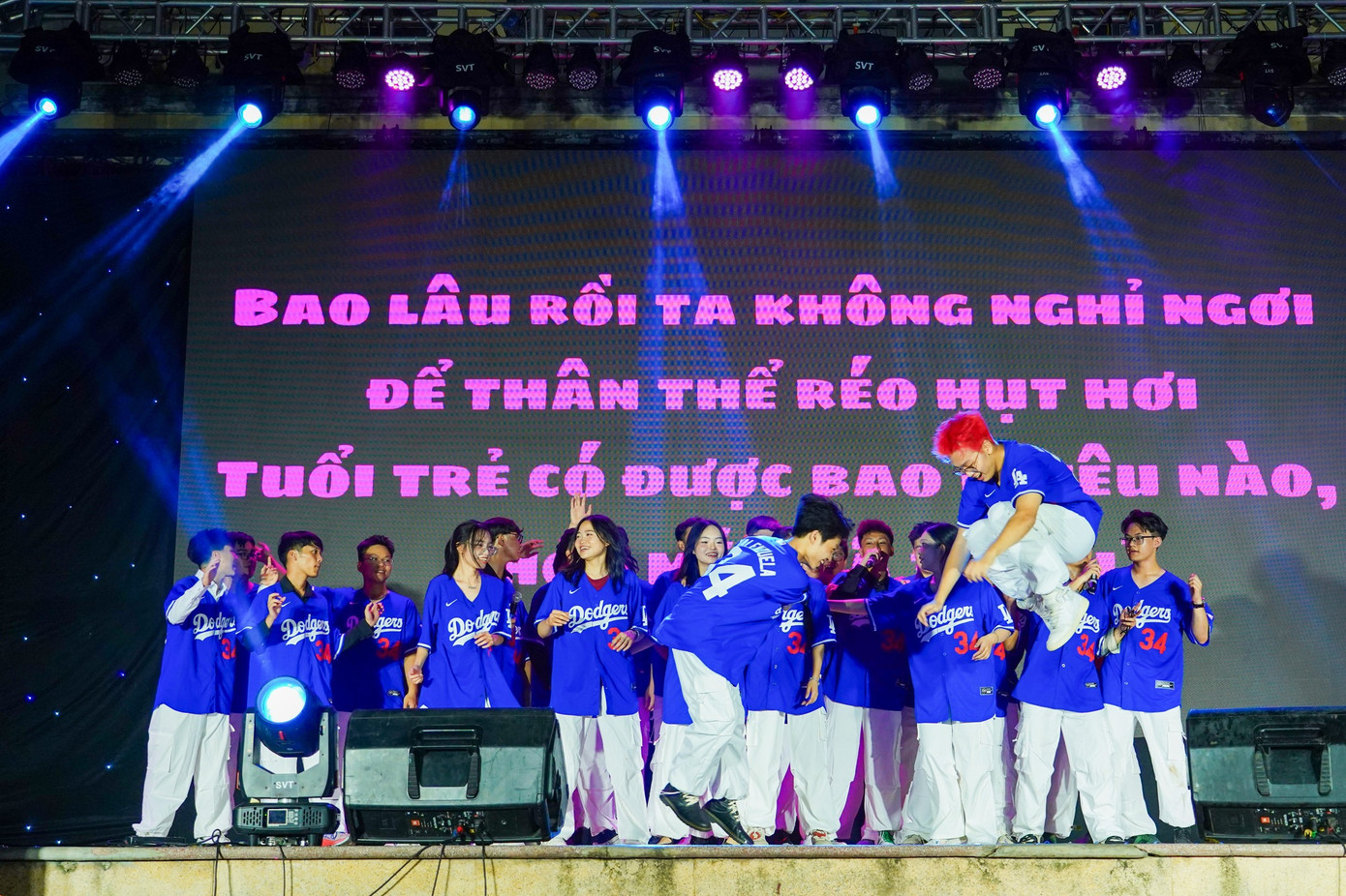 Lớp 12 Tin và màn trình diễn nhảy hiện đại sôi động. Ảnh: Facebook Vòng gỗ 115