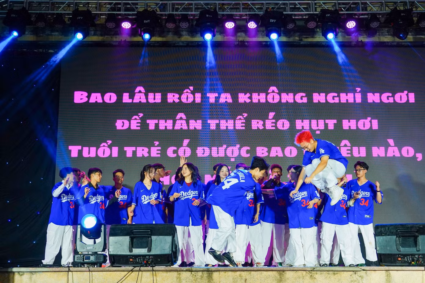 Lớp 12 Tin và màn trình diễn nhảy hiện đại sôi động. Ảnh: Facebook Vòng gỗ 115