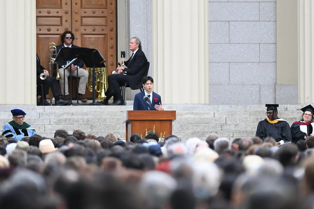 Hình ảnh Nate phát biểu tại lễ tốt nghiệp gây xôn xao cõi mạng. Ảnh: @nate.liang