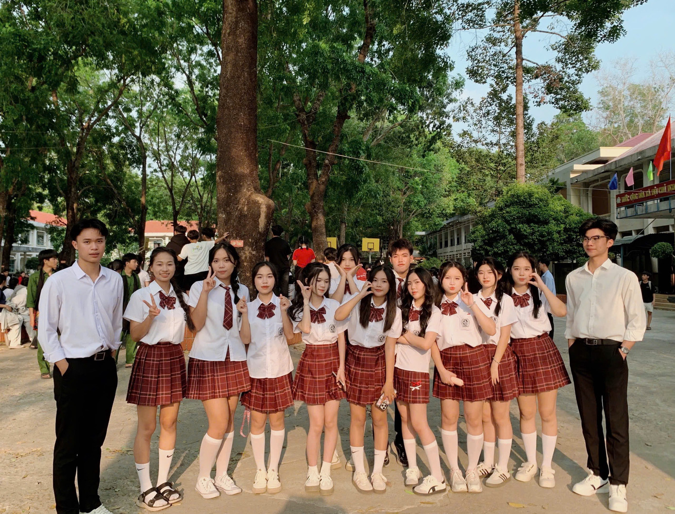 Kiều Tiên (thứ năm từ phải qua) cùng các bạn học sinh lớp 12A5 “lên đồ” sẵn sàng cho bộ kỷ yếu cuối cấp. Ảnh: NVCC Kiều Tiên (thứ năm từ phải qua) cùng các bạn học sinh lớp 12A5 “lên đồ” sẵn sàng cho bộ kỷ yếu cuối cấp. Ảnh: NVCC