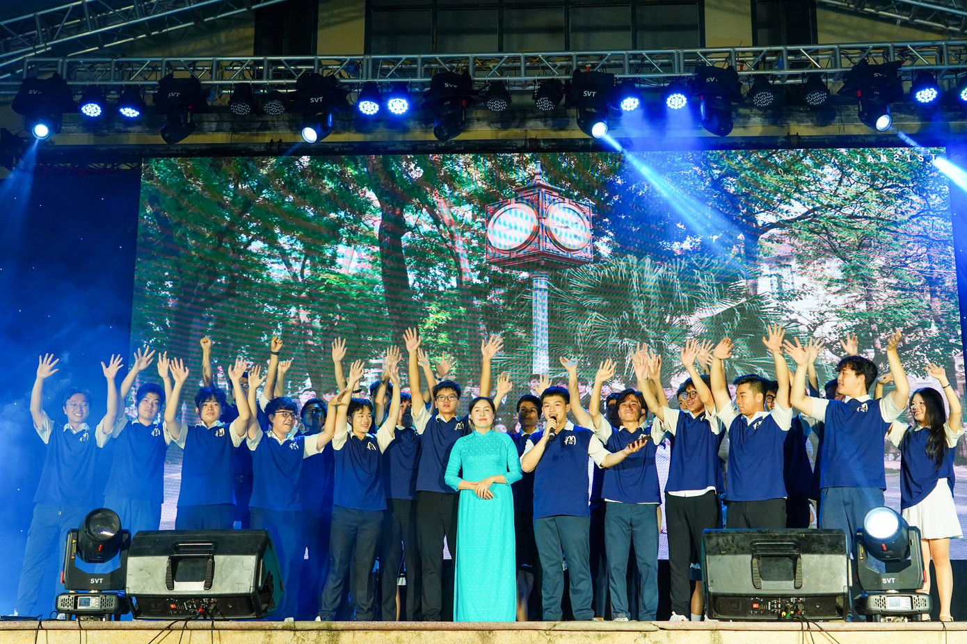 Khoảnh khắc xúc động khi lớp 12 Toán cùng hát vang với cô chủ nhiệm trên sân khấu cuối cùng của tuổi học trò. Ảnh: Vòng gỗ 115