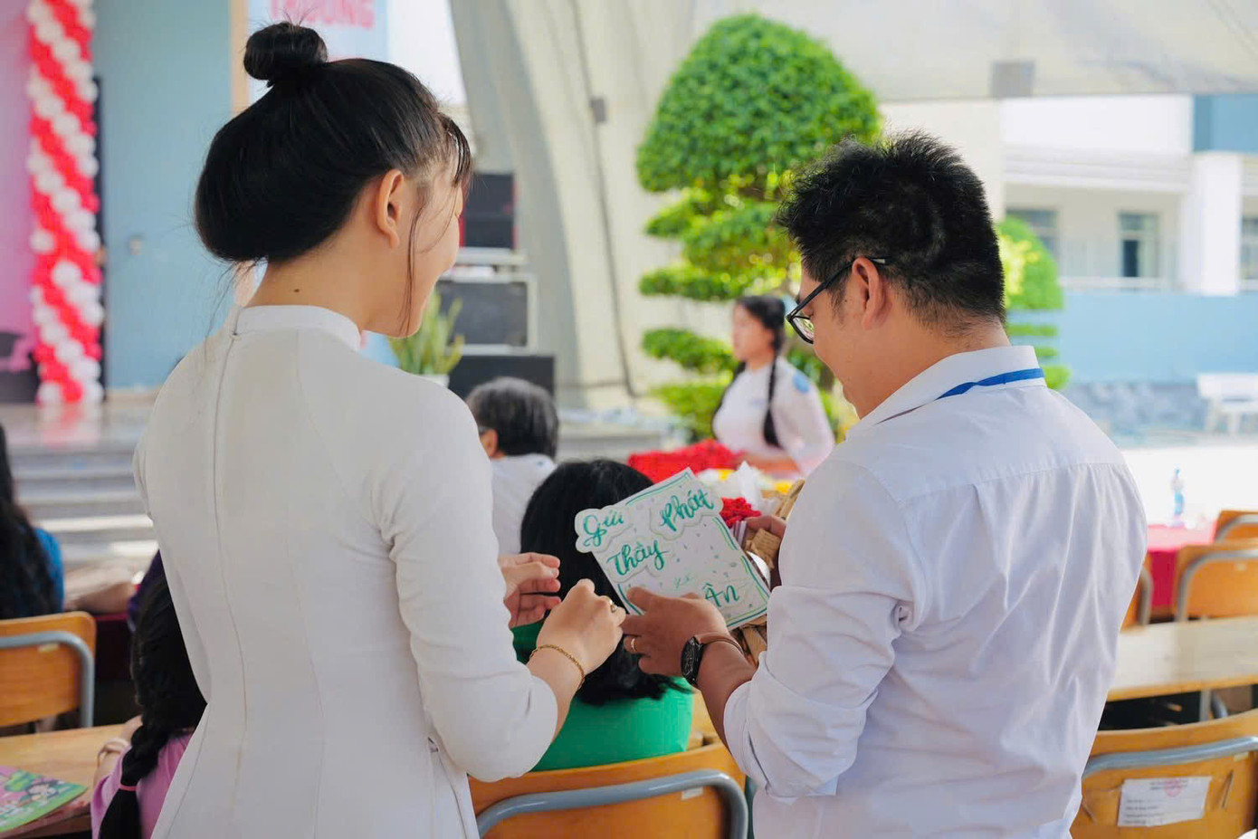 Các bạn cùng nhau gửi gắm những lời tri ân ý nghĩa đến thầy cô. Ảnh: Đoàn Trường THPT Thái Hòa - Bình Dương