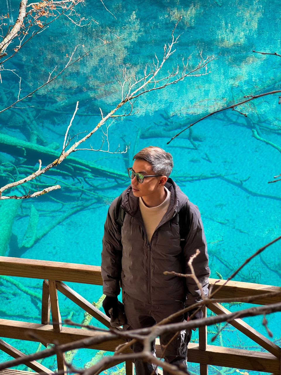 Chỉ có tiếng nước chảy róc rách, tiếng lá xào xạc.