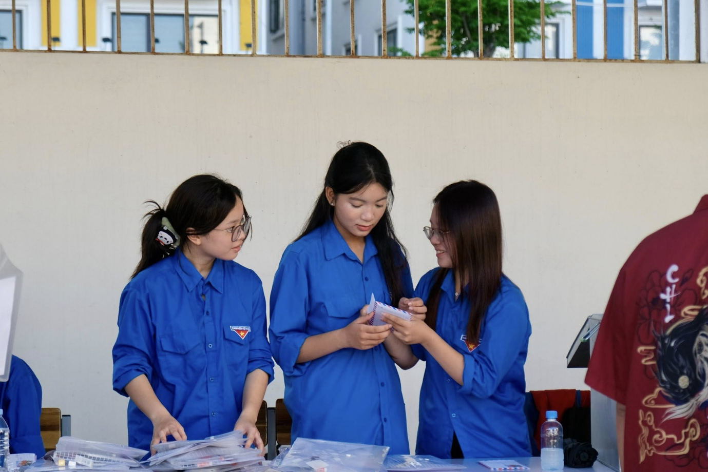 Các bạn học sinh Trường THPT Chuyên Hạ Long tham gia tình nguyện . - Ảnh: CLB Phát thanh & Báo chí CHL Các bạn học sinh Trường THPT Chuyên Hạ Long tham gia tình nguyện . - Ảnh: CLB Phát thanh & Báo chí CHL