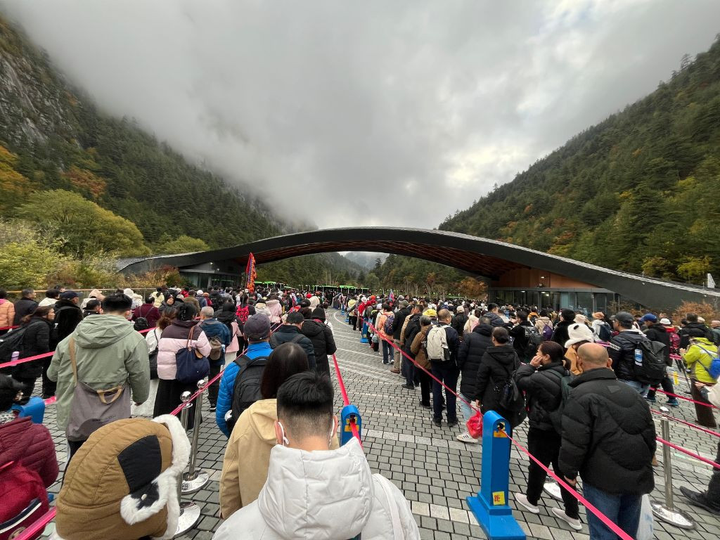 Cổng vào Cửu Trại Câu đông nghẹt khách tham quan.