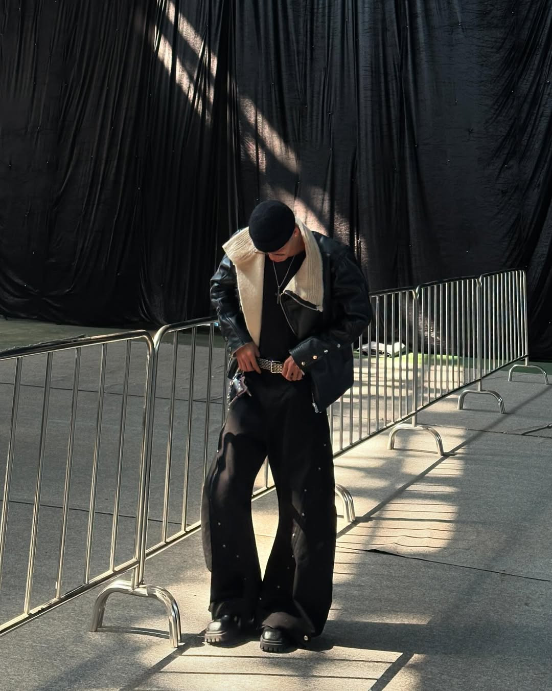 Phong cách ngoài đời của Hưng Nguyễn khá bụi bặm. Phong cách ngoài đời của Hưng Nguyễn khá bụi bặm.