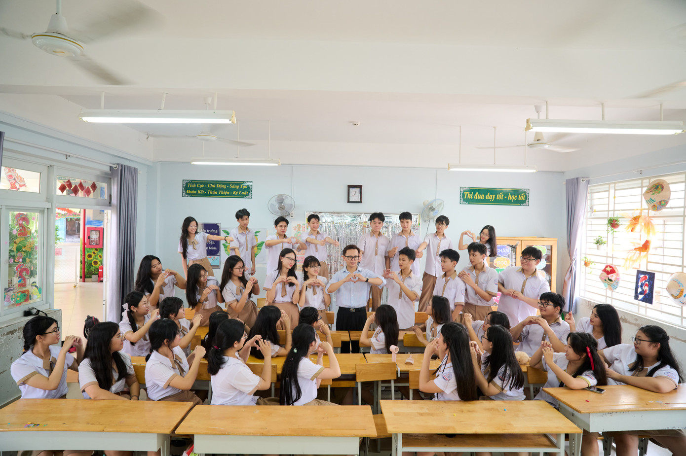 Bạn bè cùng lớp với Phát luôn giúp đỡ, động viên bạn khi khó khăn. Ảnh: NVCC Bạn bè cùng lớp với Phát luôn giúp đỡ, động viên bạn khi khó khăn. Ảnh: NVCC