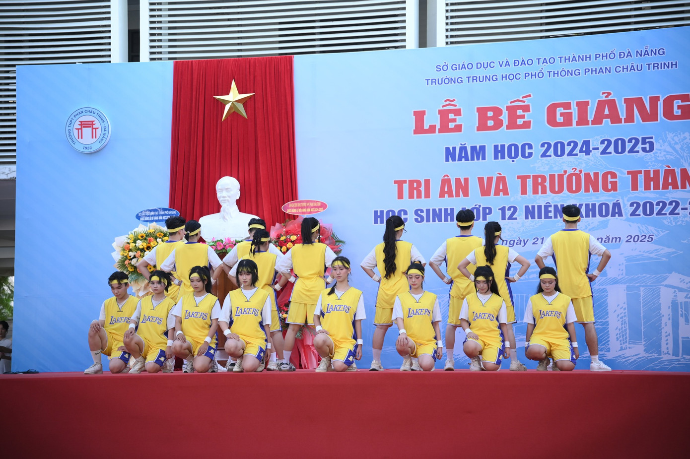 Tiết mục văn nghệ đặc sắc, năng động tại lễ bế giảng trường THPT Phan Châu Trinh. Ảnh: Facebook Đoàn trường THPT Phan Châu Trinh. Tiết mục văn nghệ đặc sắc, năng động tại lễ bế giảng trường THPT Phan Châu Trinh. Ảnh: Facebook Đoàn trường THPT Phan Châu Trinh.