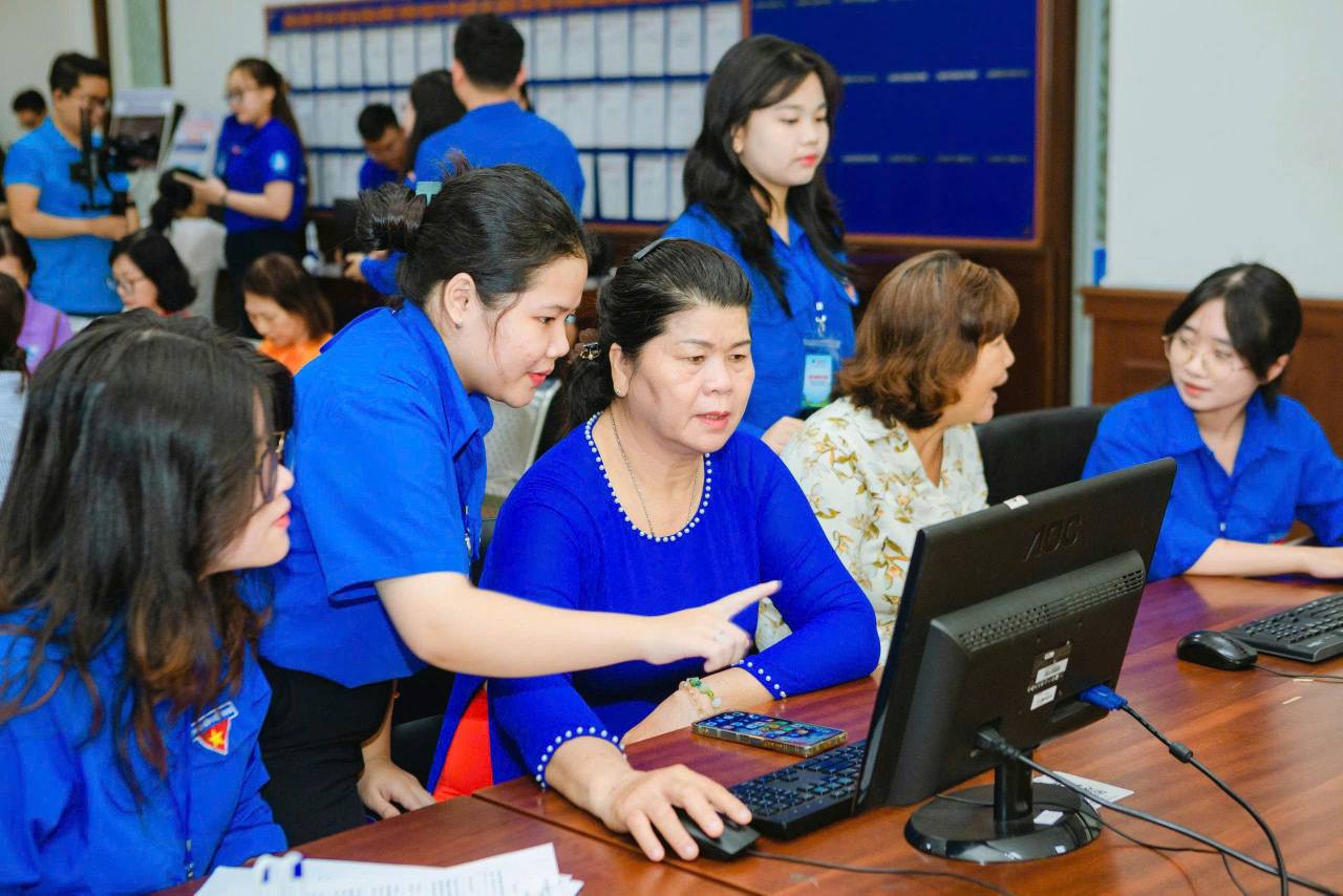 Các chiến sĩ tình nguyện đảm bảo đúng tác phong yêu cầu, thực hiện đúng nhiệm vụ hỗ trợ người dân với các thủ tục hành chính. (Ảnh: Thành đoàn TP.HCM)