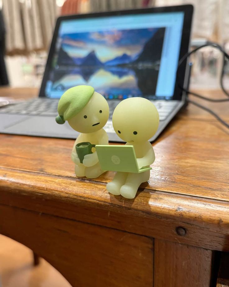 Những em Smiski cũng biết "chạy deadline" không khác gì Gen Z. Ảnh: Pinterest