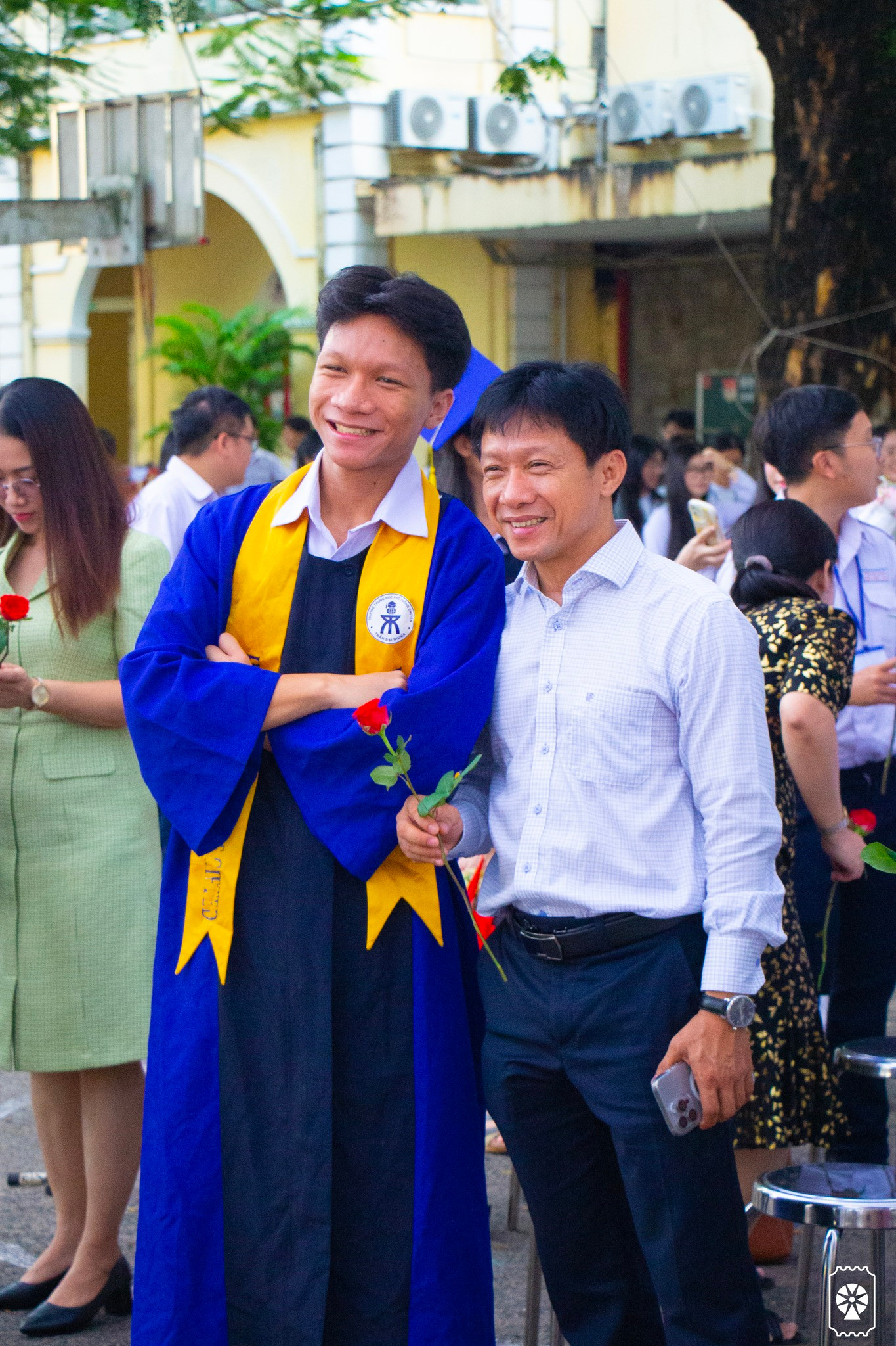 Giáo viên và phụ huynh rạng ngời với nhành hoa do các bạn học sinh trao tặng. Giáo viên và phụ huynh rạng ngời với nhành hoa do các bạn học sinh trao tặng.