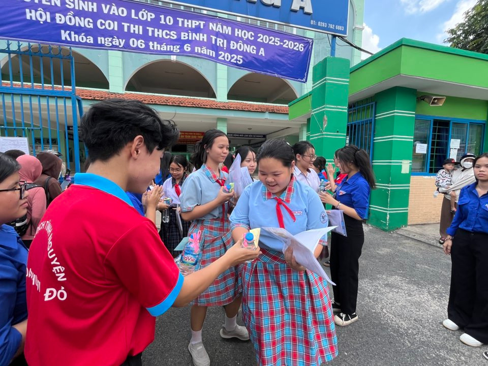 Các bạn tình nguyện viên "tiếp sức mùa thi" tại điểm thi trường THCS Bình Trị Đông A đồng hành cùng các sĩ tử từ đầu buổi thi. Ảnh: Đoàn Trường THPT Nguyễn Hữu Cảnh. Các bạn tình nguyện viên "tiếp sức mùa thi" tại điểm thi trường THCS Bình Trị Đông A đồng hành cùng các sĩ tử từ đầu buổi thi. Ảnh: Đoàn Trường THPT Nguyễn Hữu Cảnh.