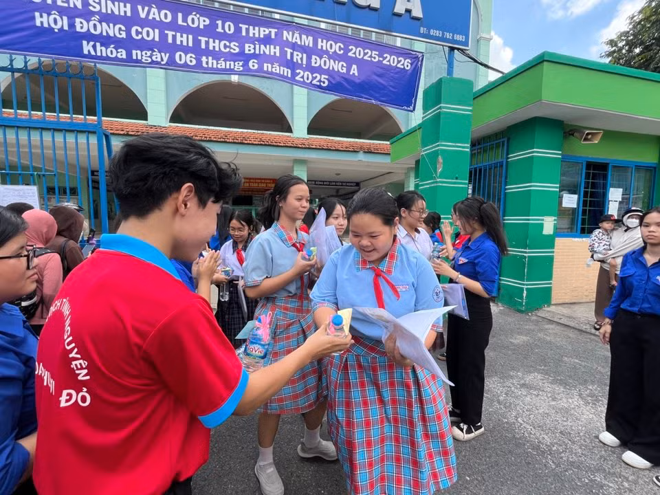 Các bạn tình nguyện viên "tiếp sức mùa thi" tại điểm thi trường THCS Bình Trị Đông A đồng hành cùng các sĩ tử từ đầu buổi thi. Ảnh: Đoàn Trường THPT Nguyễn Hữu Cảnh.
