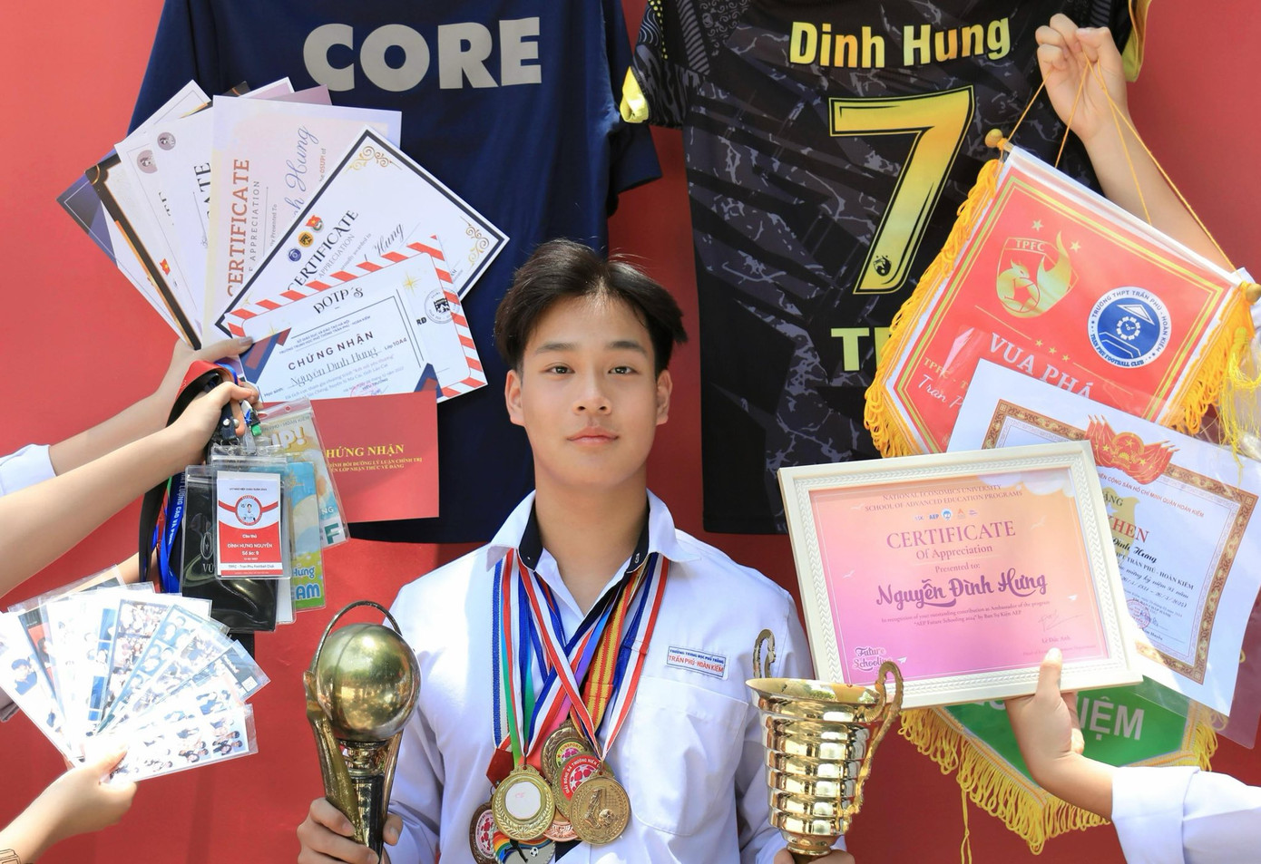 Góc check-in đơn giản nhưng đầy sáng tạo được dựng ngay giữa sân trường. Ảnh: 07Up - THPT Trần Phú - Hoàn Kiếm