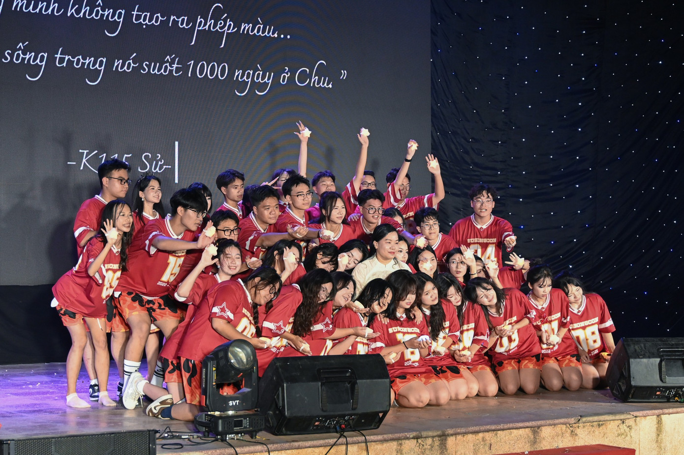 Lớp 12 Sử với màn flashmob đầy xúc động. Ảnh: Vòng gỗ 115