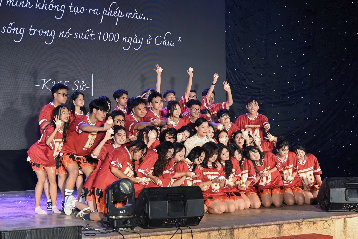 Lớp 12 Sử với màn flashmob đầy xúc động. Ảnh: Vòng gỗ 115