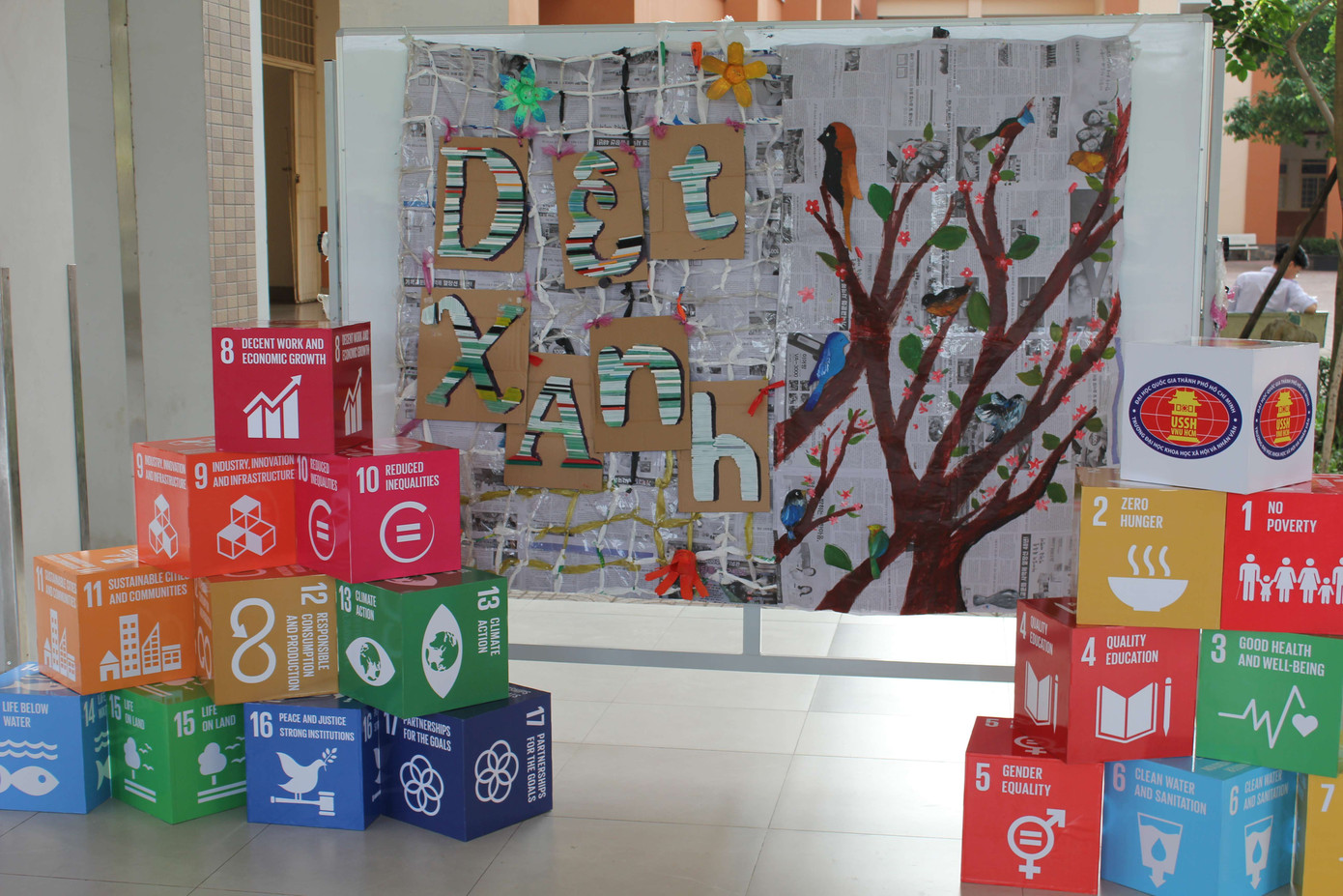 Một không gian trưng bày của triển lãm được tạo nên bằng các vật liệu tái chế như báo cũ, bìa cứng,... Ảnh: Phi Long