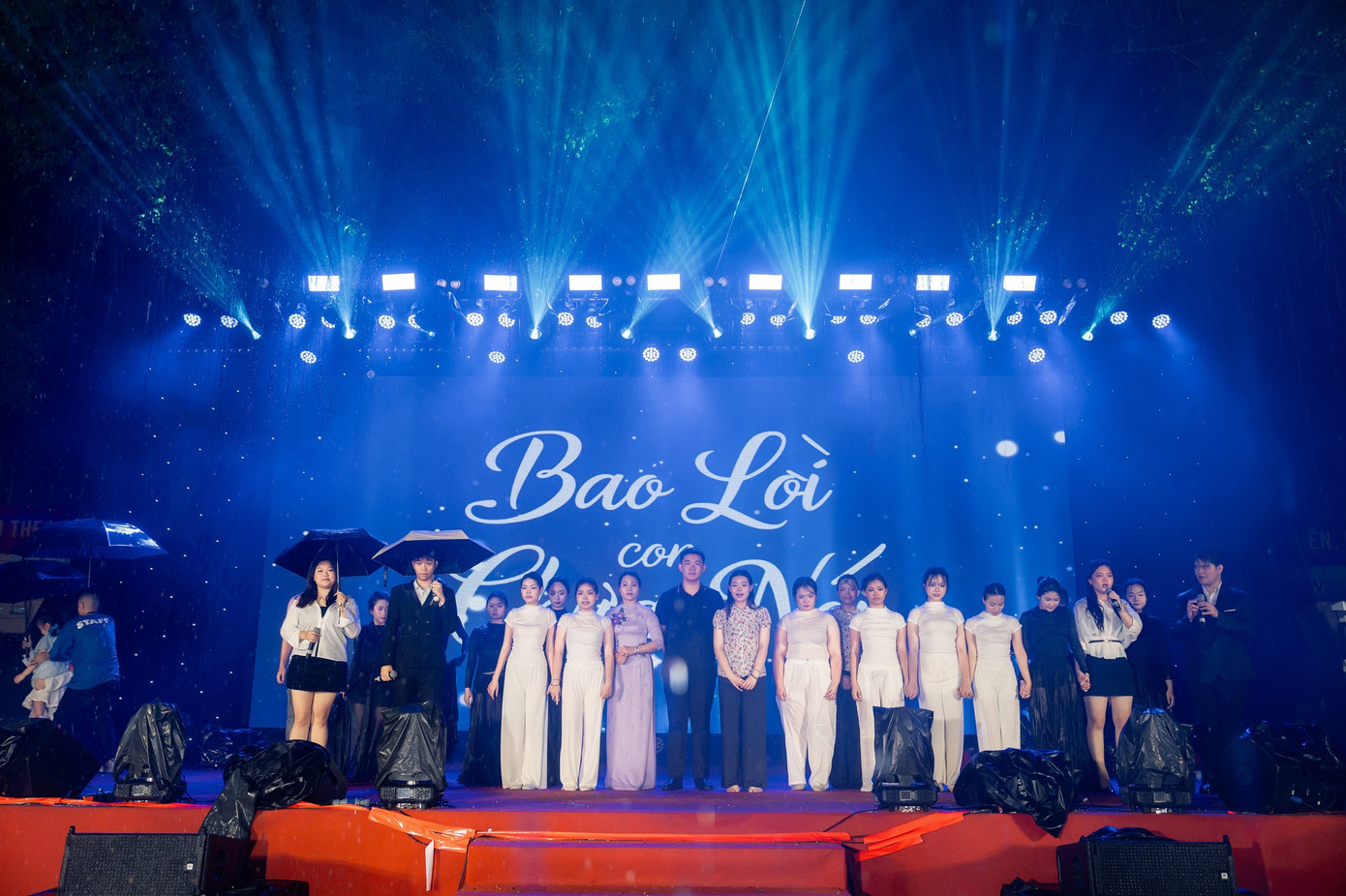 Tiết mục &quot;Bao lời con chưa nói&quot; đầy cảm động. Ảnh: 07Up - THPT Trần Phú - Hoàn Kiếm