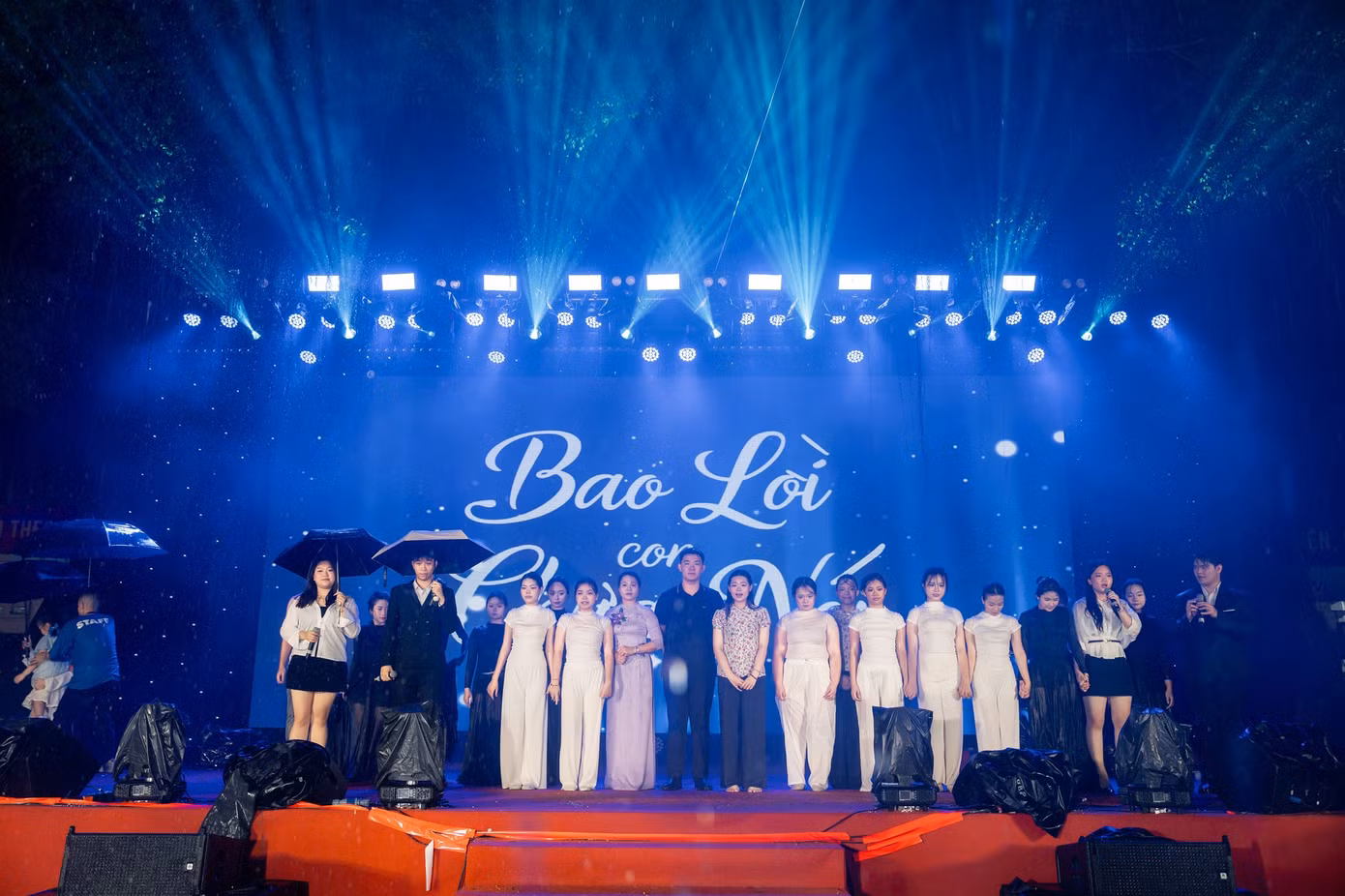 Tiết mục "Bao lời con chưa nói" đầy cảm động. Ảnh: 07Up - THPT Trần Phú - Hoàn Kiếm