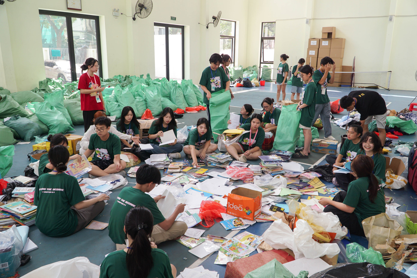 Các thành viên dự án thực hiện thu gom, phân loại vật phẩm được quyên góp. Các thành viên dự án thực hiện thu gom, phân loại vật phẩm được quyên góp.