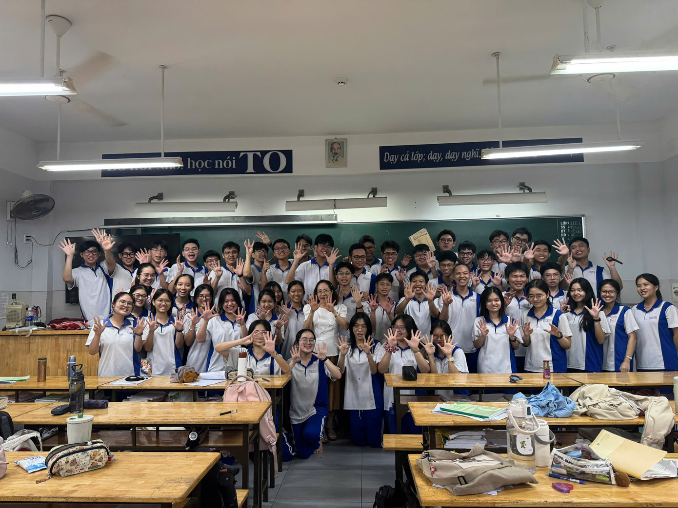 Cô Nga chụp ảnh lưu niệm cùng với lớp mà mình phụ trách. Ảnh: NVCC