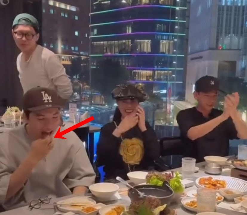 Hình ảnh HIEUTHUHAI nắm thức ăn trong tay để quay video, rồi tranh thủ "xử lý" nhanh gọn. Hình ảnh HIEUTHUHAI nắm thức ăn trong tay để quay video, rồi tranh thủ "xử lý" nhanh gọn.