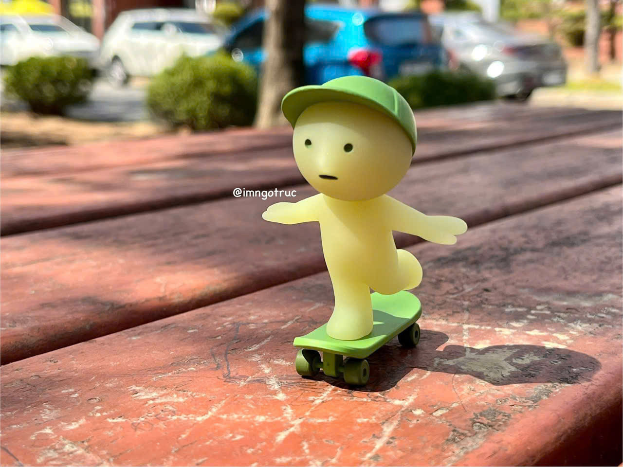 Em Smiski trượt ván mang nét năng động và đầy tinh nghịch. Ảnh: Ngô Trúc