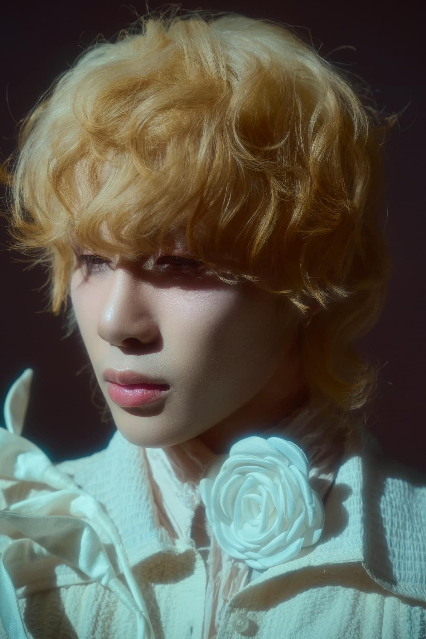 Jack gây chú ý với mái tóc vàng, phong cách quần áo "thơ" hơn xưa.