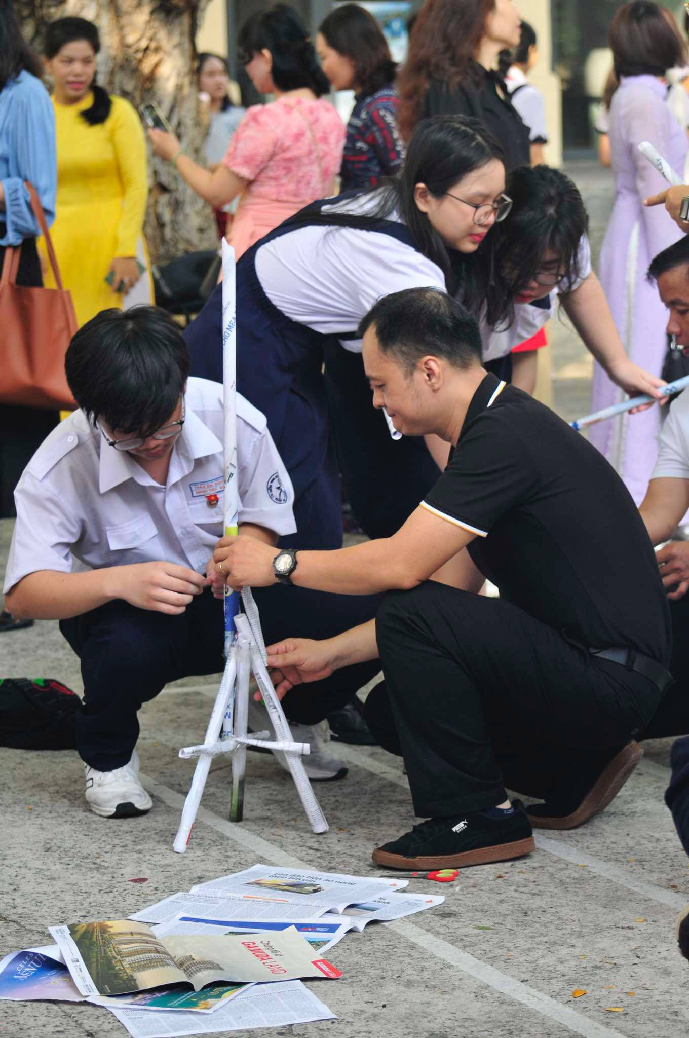 Hình ảnh cha và con cùng "teamwork" trong hoạt động dựng tháp. Ảnh: Hoàng Lam Hình ảnh cha và con cùng "teamwork" trong hoạt động dựng tháp. Ảnh: Hoàng Lam