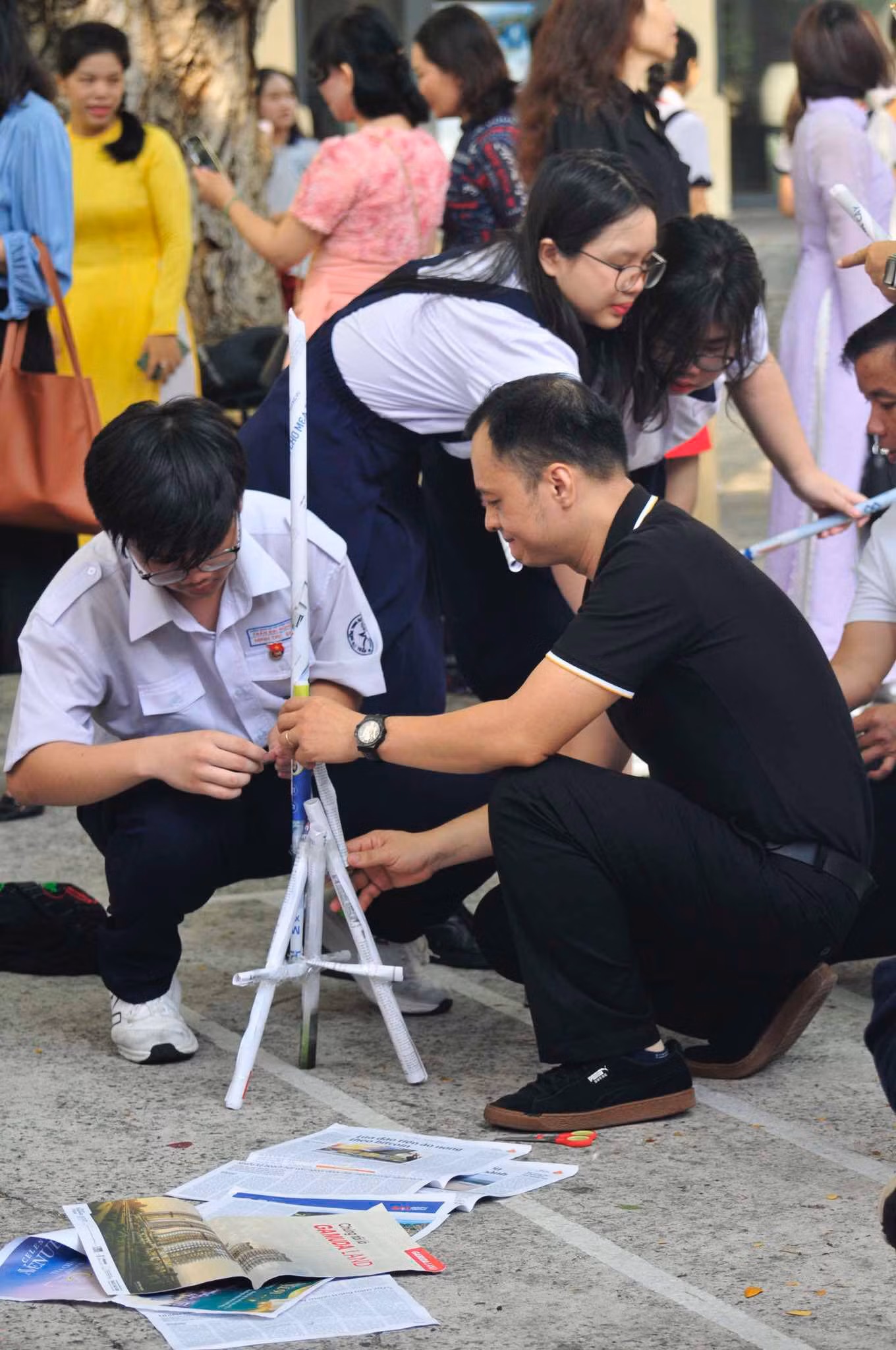 Hình ảnh cha và con cùng "teamwork" trong hoạt động dựng tháp. Ảnh: Hoàng Lam