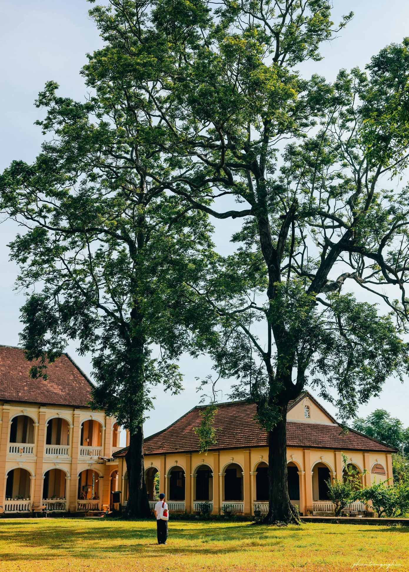 Tu viện Làng Sông mang đậm nét kiến trúc châu Âu xưa yên ả nằm giữa đồng quê Việt Nam. Ảnh: Pham Trong Nghia. Tu viện Làng Sông mang đậm nét kiến trúc châu Âu xưa yên ả nằm giữa đồng quê Việt Nam. Ảnh: Pham Trong Nghia.