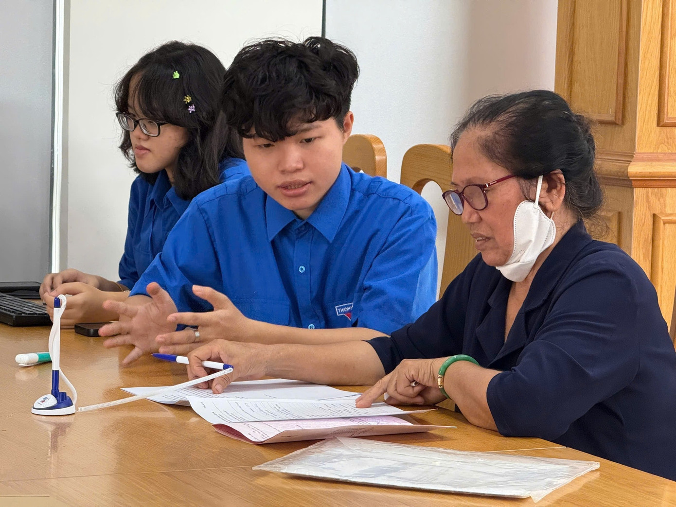 Các chiến sĩ tình nguyện tận tình hỗ trợ người dân đến làm thủ tục tại các cơ quan hành chính. (Ảnh: Thành đoàn TP.HCM)