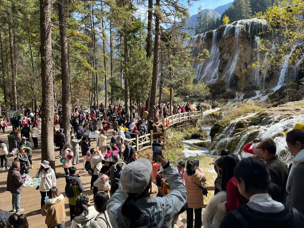 Thác Trân Châu vừa kỳ vĩ vừa thướt tha như hàng ngàn viên ngọc trai lấp lánh ánh bạc.