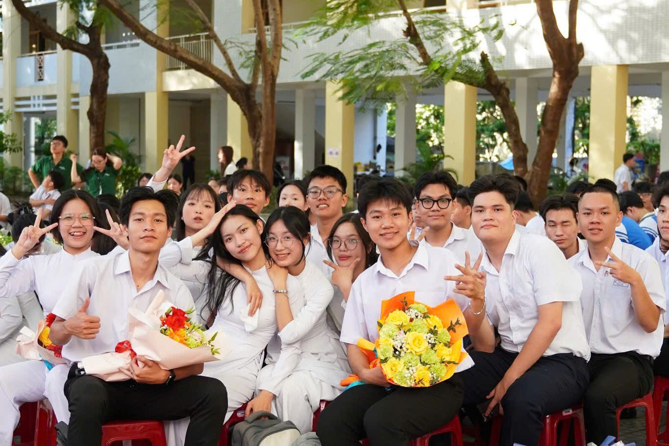 Dưới những tán cây trong sân trường chính là hình ảnh các teen 2K7 Thái Phiên tươi cười rạng rỡ. Ảnh: Đoàn trường THPT Thái Phiên, Đà Nẵng