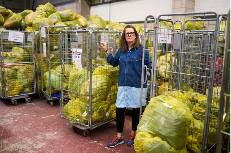 Cô Wendy Ward tại một cơ sở phân loại đồ cũ. Ảnh: The Guardian Cô Wendy Ward tại một cơ sở phân loại đồ cũ. Ảnh: The Guardian