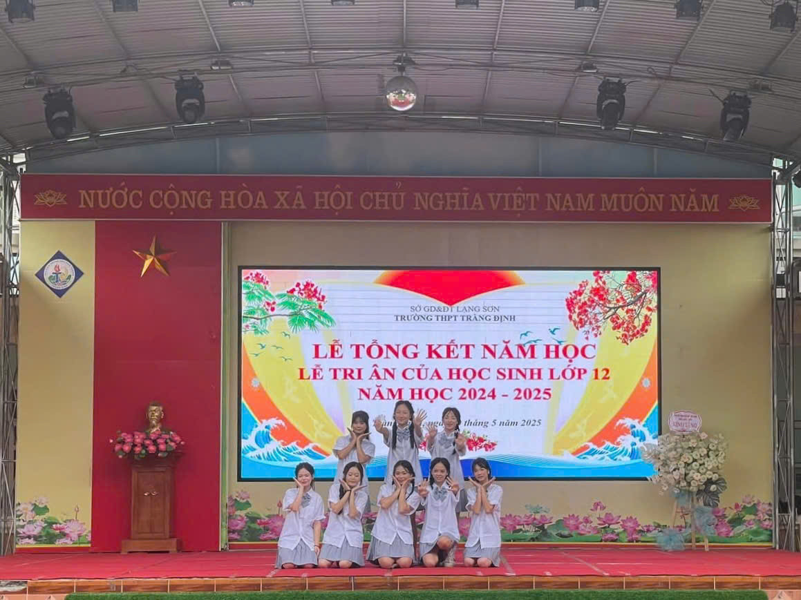 Tiết mục nhảy cực kỳ dễ thương của tuổi thanh xuân do các teen Tràng Định thể hiện. Ảnh: Đoàn trường THPT Tràng Định