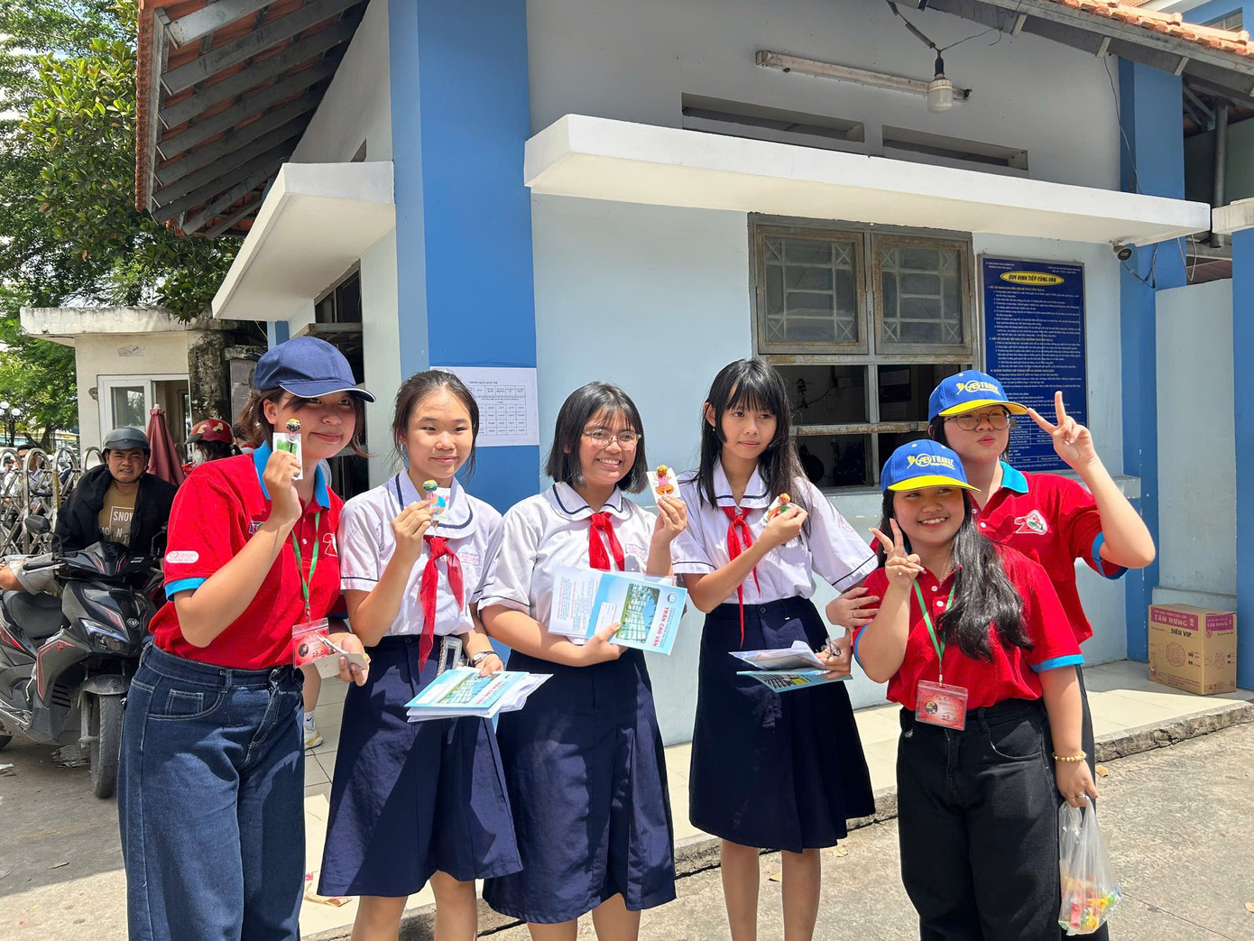 Những lời chúc may mắn chân thành cùng món quà tinh thần nho nhỏ đã động viên các sĩ tử 2K10 tự tin "vượt vũ môn". Ảnh: Nguyễn Thành Những lời chúc may mắn chân thành cùng món quà tinh thần nho nhỏ đã động viên các sĩ tử 2K10 tự tin "vượt vũ môn". Ảnh: Nguyễn Thành