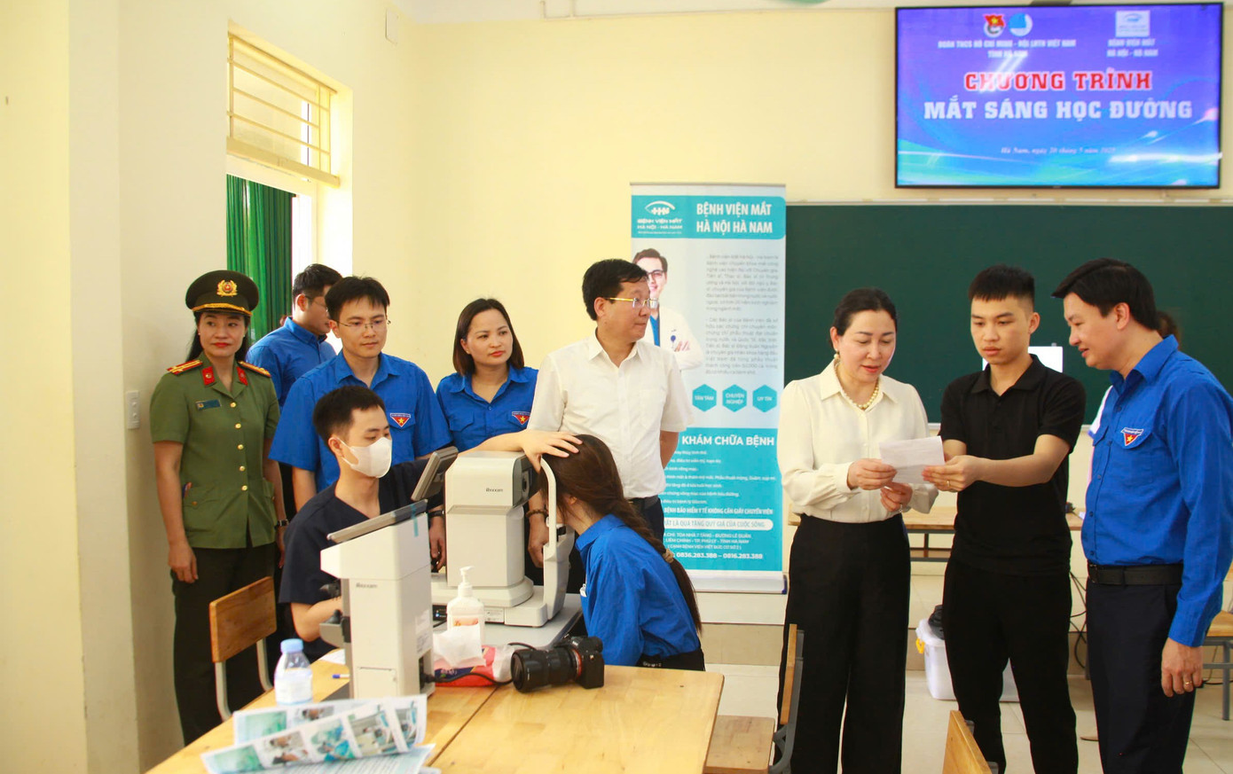 Đoàn viên, thanh niên tham gia chương trình "Mắt sáng học đường". Đoàn viên, thanh niên tham gia chương trình "Mắt sáng học đường".