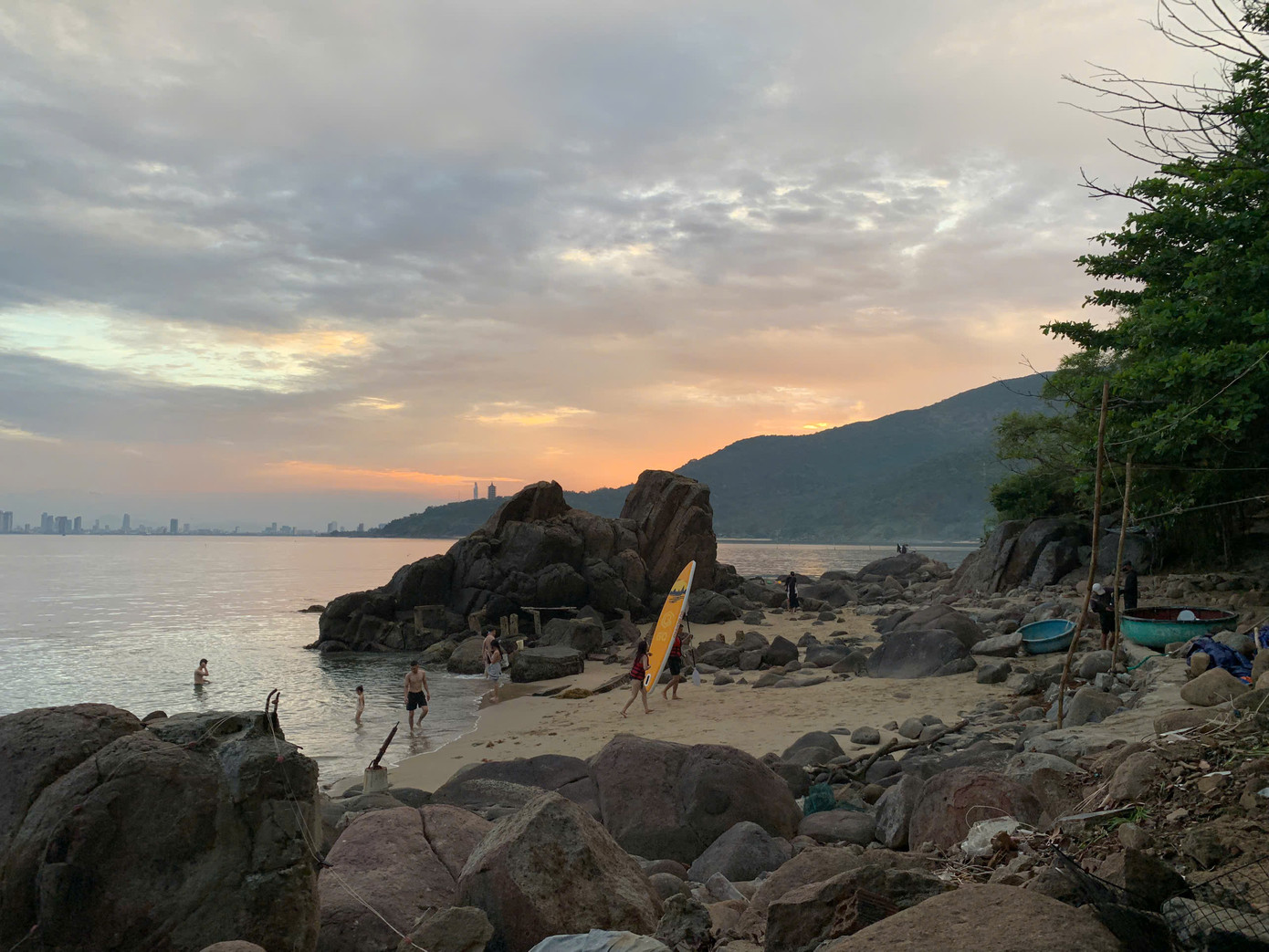 Khung cảnh bãi đá càng trở nên huyền ảo hơn khi về chiều được nhuộm lên sắc vàng của hoàng hôn. Ảnh: Văn Thuận Khung cảnh bãi đá càng trở nên huyền ảo hơn khi về chiều được nhuộm lên sắc vàng của hoàng hôn. Ảnh: Văn Thuận