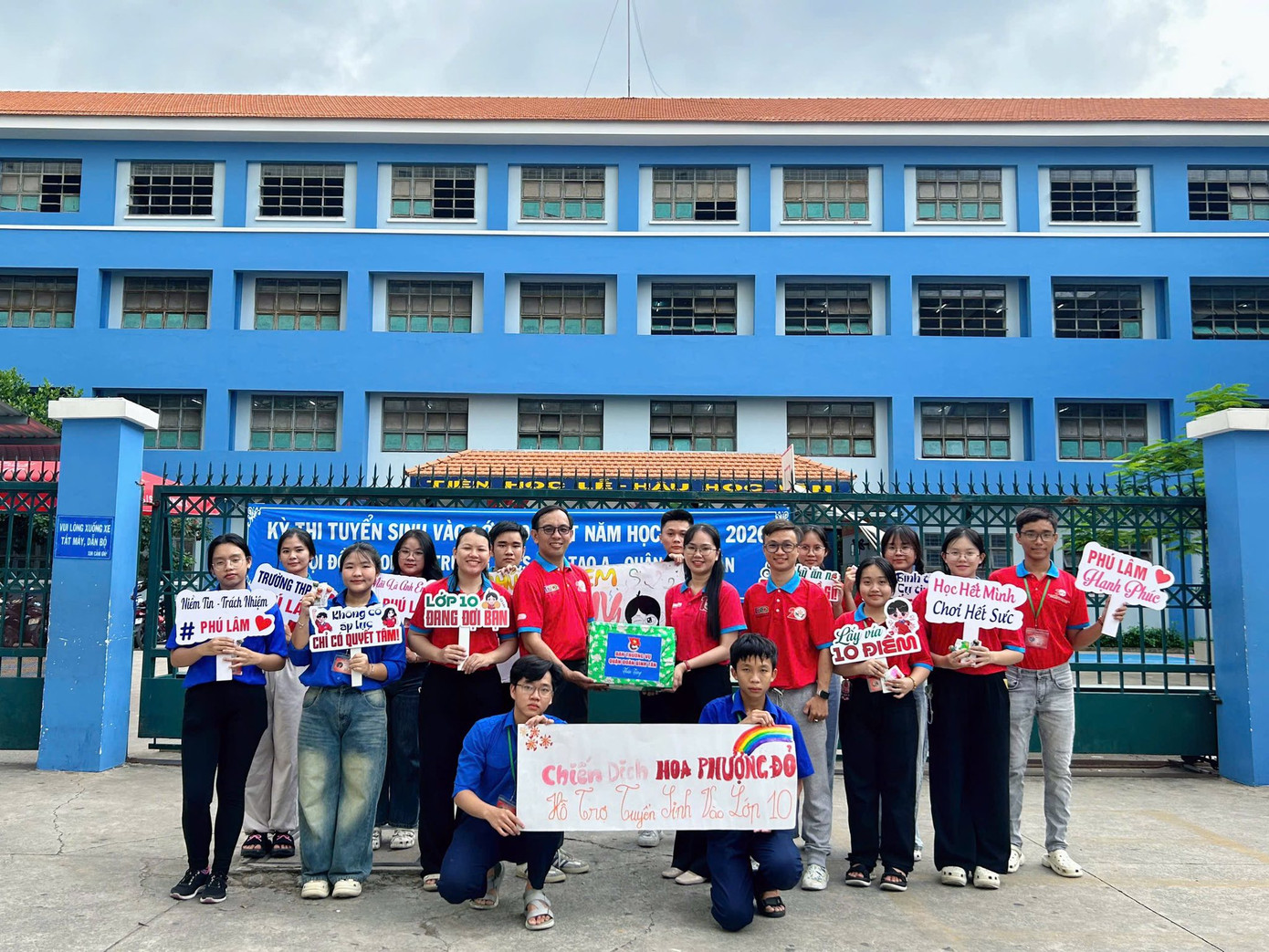 Những lời động viên cực kỳ dễ thương đến từ các bạn tình nguyện viên Đoàn trường THPT Phú Lâm. Ảnh: Nguyễn Thành. Những lời động viên cực kỳ dễ thương đến từ các bạn tình nguyện viên Đoàn trường THPT Phú Lâm. Ảnh: Nguyễn Thành.