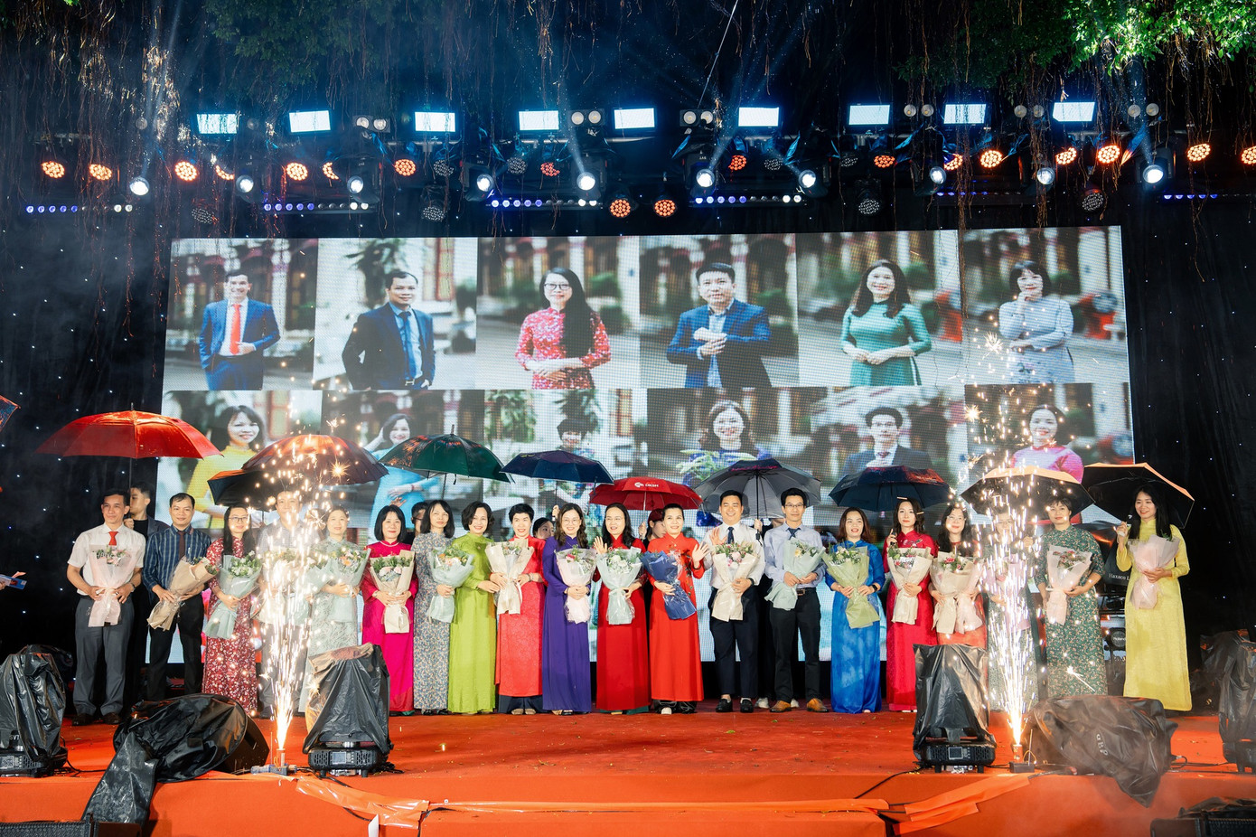 Cũng không thể quên tri ân những người lái đò đã đồng hành cùng teen trong 1000 ngày thanh xuân ở mái trường cấp 3. Ảnh: Tran Phu Dance - TPD