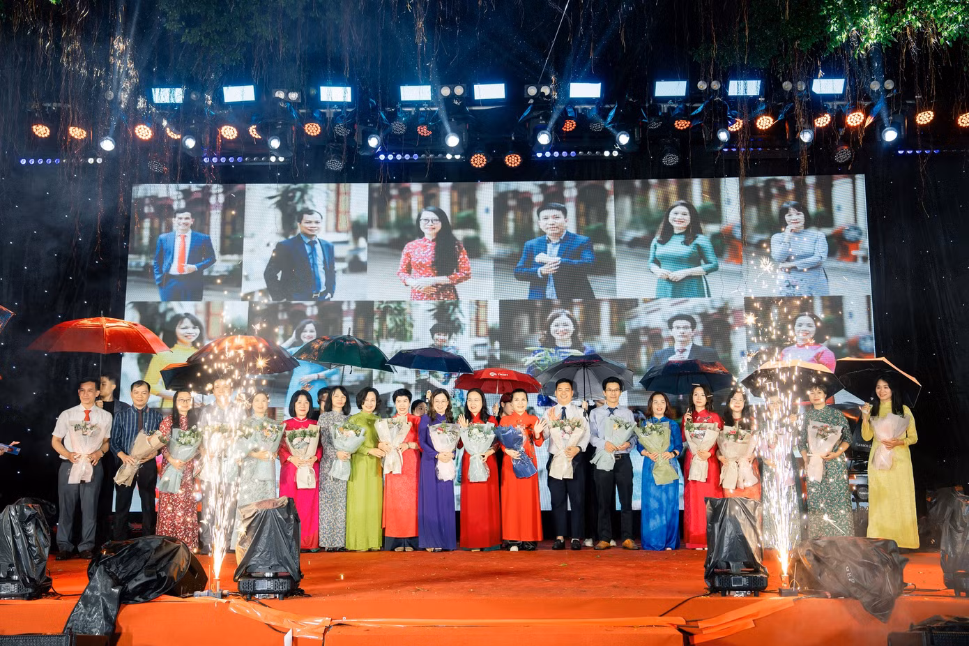 Cũng không thể quên tri ân những người lái đò đã đồng hành cùng teen trong 1000 ngày thanh xuân ở mái trường cấp 3. Ảnh: Tran Phu Dance - TPD