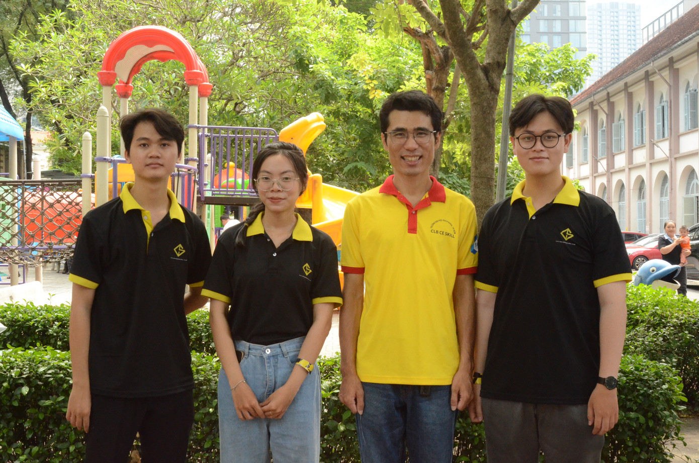 Các bạn Tình nguyện viên của CLB Kỹ năng và thầy Trịnh Đình Vũ.