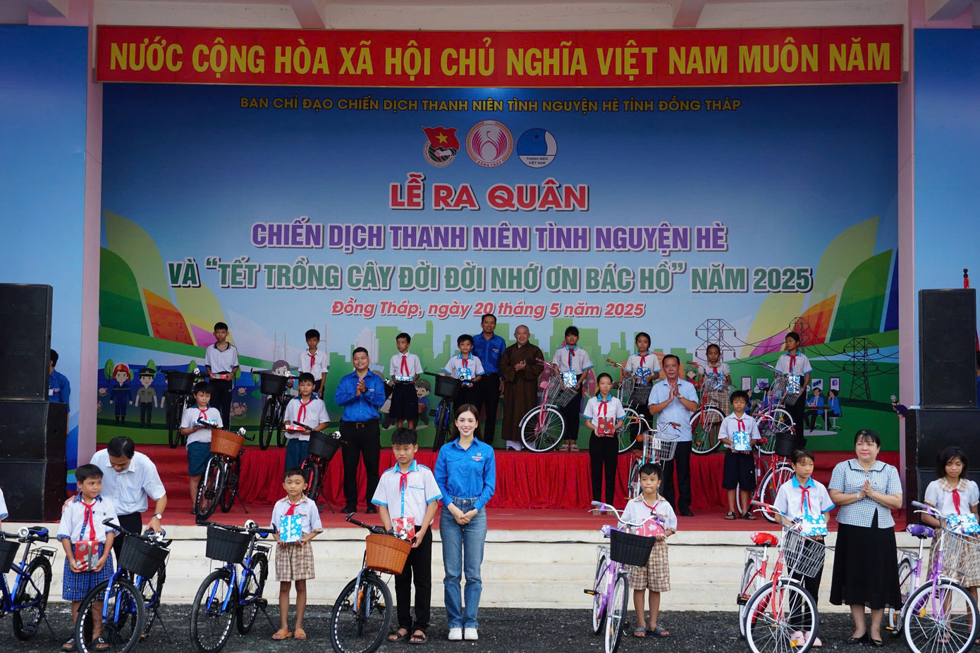 Hoa hậu Việt Nam 2018 Tiểu Vy tặng xe đạp cho các em học sinh có hoàn cảnh khó khăn. Hoa hậu Việt Nam 2018 Tiểu Vy tặng xe đạp cho các em học sinh có hoàn cảnh khó khăn.